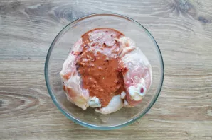 Pour the marinade over the legs, pepper, salt and stir if necessary. Cover with a lid and refrigerate for 8-12 hours to marinate.