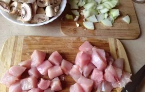 Cut the chicken meat into small pieces of about 2 x 2 cm.