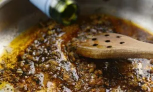 After that, pour lemon juice and wine.