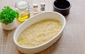 Preheat oven to 180 degrees. Prepare a baking sheet by anointing it with olive oil. Add rice to the mold and salt to taste.