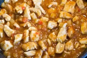 Add the chicken pieces to the resulting mass, mix well and fry for about 2 minutes. It is possible to add a little water (1/4 glass) and ...