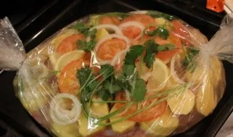 And now lemon slices, spices and herbs. Pour everything with a glass of salted water, tie the edges of the bag and place in the oven for...