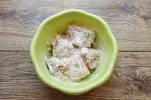 Cover the bowl with chicken and put in the refrigerator for 6 hours to marinate.