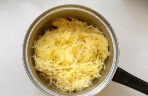 Grate the potatoes on a coarse grater, squeeze the juice well.