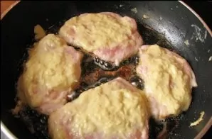 Then put the dough on each piece of fillet and turn it over.