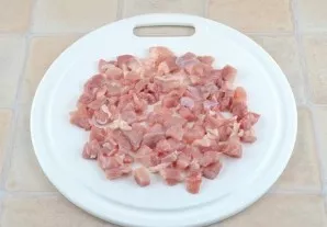 Wash the chicken fillet, dry and cut into small cubes.