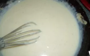 In a separate pan, melt the butter, add flour, mix. Carefully pour warm milk. Beat the sauce so that there are no lumps left.