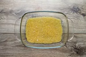 Pour bulgur into a high baking sheet and pour water, salt and pepper.