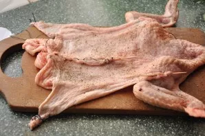 Next, the skin must be applied to the filling to be added.