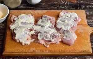 Spread with mayonnaise.