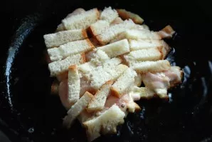 Beat eggs with milk. Salt the meat and pepper it, roll it in flour and dip it in the egg-milk mixture. On a baguette cut into strips, put...