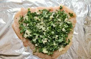 Chop parsley and peeled garlic, mix and distribute evenly on the meat. Sprinkle dry gelatin over everything.