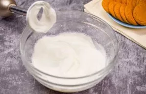 Using a blender, mix cottage cheese, sour cream and sugar. The mass should have a creamy consistency, without grains.