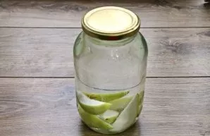Put the pear in a jar and pour boiling water over everything. Cover the jar with a lid and leave for 15 minutes.