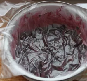 Cover with cling film and leave to cool slightly. We roll up for the winter in sterile jars.