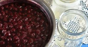 Then we pour the prepared cherry jam into sterilized jars and roll it up.
