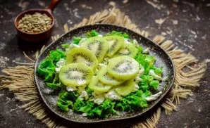 Peel the kiwis and cut into slices. Put the kiwi on top of the cottage cheese.