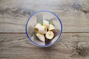 Peel the banana, chop and put in a blender with apple and kiwi.