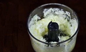 Peel the second onion and grind with a blender or grind.