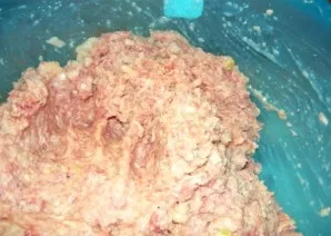 Then add the soaked bread and mix all the ingredients. Minced meat should be well kneaded and knocked out.