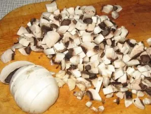Wash the champignons and chop them finely, then fry in oil with a little salt.
