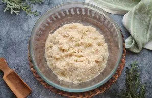 Salt the minced meat, pepper and mix well. Beat the minced meat well to make it denser.