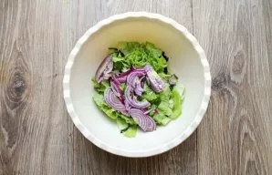 Peel the red onion and cut it into half rings, add it to the salad.