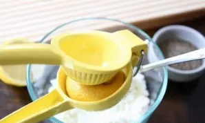 Mix feta cheese with yogurt in a convenient bowl, add lemon juice.