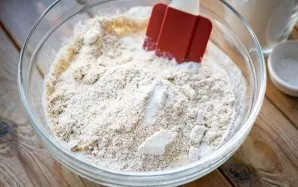 In a bowl, mix the crushed oatmeal and milk with lemon juice.