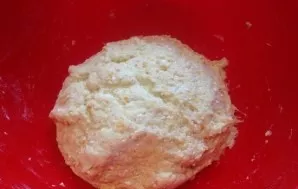 And add flour. Knead a soft dough that will stick to your hands. For convenience, lubricate your hands with vegetable oil. Leave the doug...