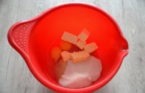 Break eggs into a bowl for whipping, pour vanilla, soft butter, beat with a mixer for about three minutes.