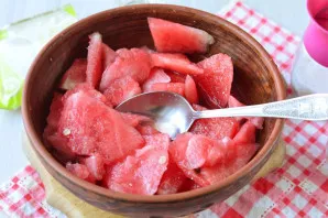 Mix the watermelon pieces with spices and leave for 1 hour to release the juice.