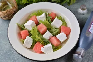 Lay out the watermelon cubes on the rukola.