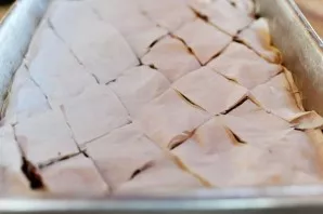 So we cover each layer, only 3 times. Then we cut the baklava and put it in an oven preheated to 180 degrees for 15-20 minutes.