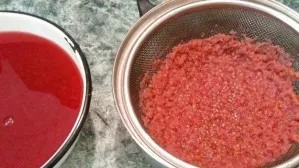 Cool and strain, then mix with juice and mix. Put in the refrigerator for an hour to cool well.