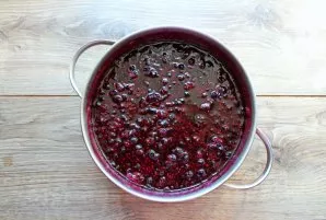 Put the jam on a slow fire and bring to a boil. Boil the jam, removing the foam, for 25-30 minutes.