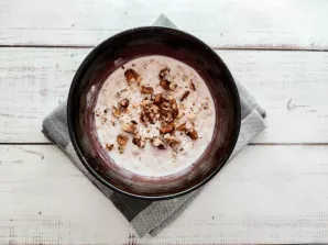 Add chopped walnuts to oatmeal and mix well.