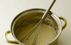 We boil the jelly until it boils. Immediately remove from heat as soon as bubbles appear. Leave to cool slightly, then the jelly will thi...