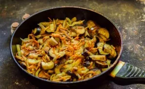 Heat the pan and pour in the oil, add all the vegetables, fry for 10 minutes, stirring occasionally over medium heat.