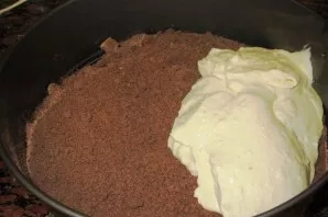 Grease the baking sheet with a little butter. Put half the flour mixture on the bottom. Then the banana mixture and the remaining flour o...