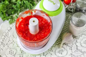 Put the tomato and pepper cloves in a blender and mash everything until smooth for 1-2 minutes.