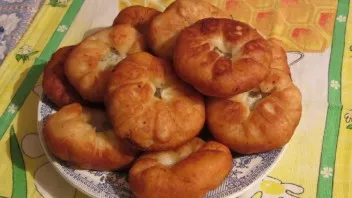 Fry on both sides. You can anoint the upper part with a hole with an egg beater to make it look more attractive.