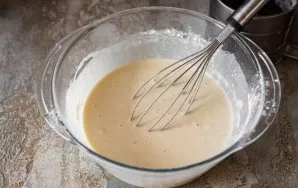 Mix all the ingredients with a whisk until you get a homogeneous dough, which in its consistency resembles low-fat sour cream.