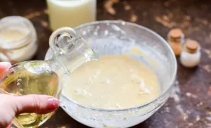 Add a spoonful of butter and a pinch of salt to the dough. The prepared dough can be left to stand for 5 minutes.