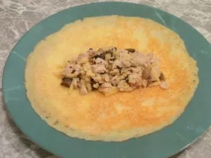 Cut the chicken fillet, mix with fried mushrooms and onions and add cheese if desired. Put the filling in the center.