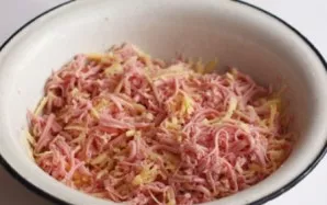 Mix the sausage and cheese together.