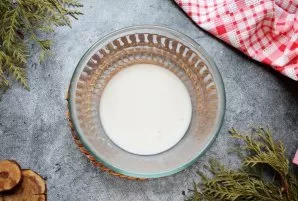 Pour warm mineral water into a bowl and mix.