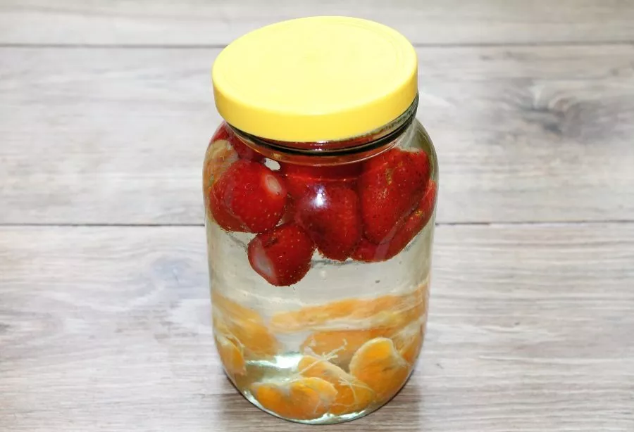 Boil water and fill the contents of the jar to the top. Cover the jar with a lid and leave for 10 minutes.