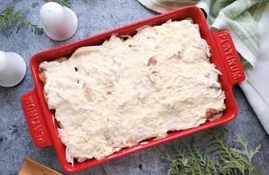 Grate the cheese, pour mayonnaise, water and chopped garlic, stir. With the resulting mixture, pour the top of potatoes and smoked chicken.