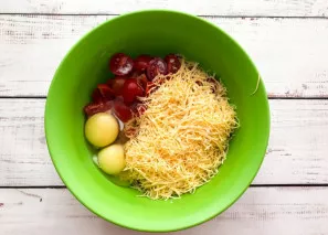 Put the eggs in a plate with the prepared filling, add cream, salt and, if you want, add peas and mix everything well.